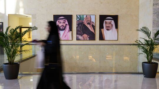 قد تدخل موسوعة غينيس.. فنانة سعودية تحفر على الزجاج لوحة لمحمد بن سلمان ادهشت الجميع!..اتفرج