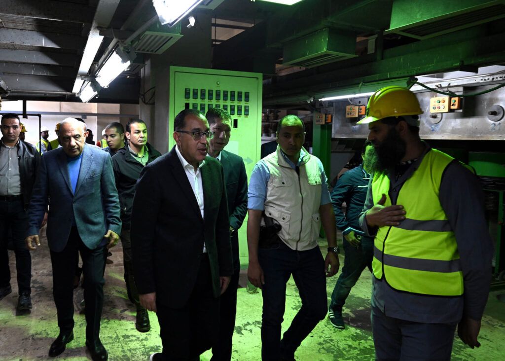 رئيس الوزراء يتفقد أعمال تطوير مصانع إنتاج الفيبربوليستر…