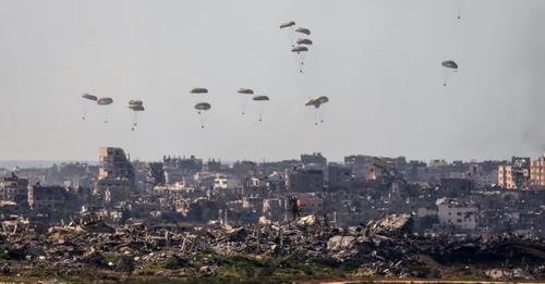 اتفرج الإنزال الجوي الغذائي الخاطئ في غزة .. فيديو