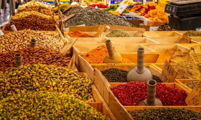 أسعار الغذاء العالمية تواصل التراجع لأدنى مستوى منذ 2021