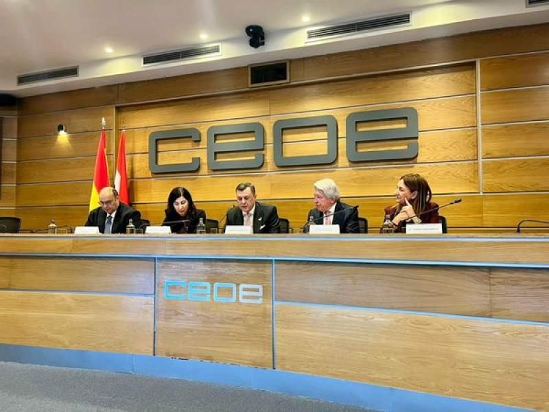 وزير السياحة والآثار يتوجه في زيارة قصيرة للعاصمة الإسبانية مدريد