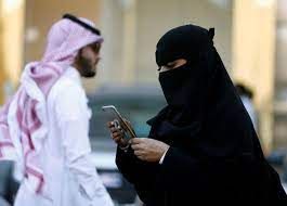في السعودية :حسناء تحرج شاب وسيم يعمل في محل وطلبت منه أمر جرئ جعله في صدمة!..اتفرج