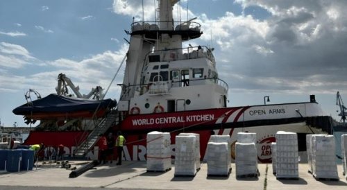 تحمل أطنان المساعدات .. انطلاق أول سفينة لغزة من قبرص