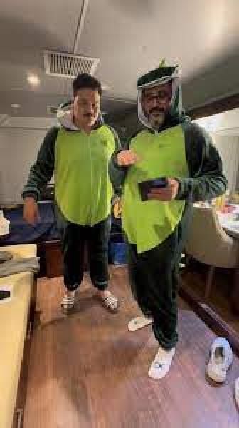 أكرم حسني لـ مصطفى غريب من كواليس ”بابا جه”: دايمًا متجمعين في...