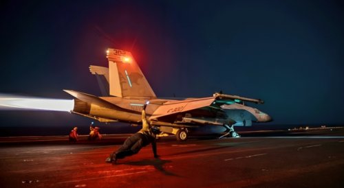 غارة أمريكية بريطانية رابعة على مطار الحديدة الدولي