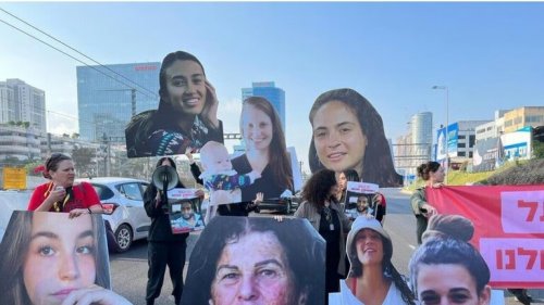 متظاهرون يغلقون طريقا سريعا في تل أبيب