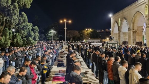 الآف الفلسطينين يؤدون صلاتي العشاء والتراويح في الأقصى