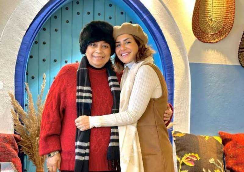 منة فضالي تعلن خضوع والدتها لعملية جراحية حرجة