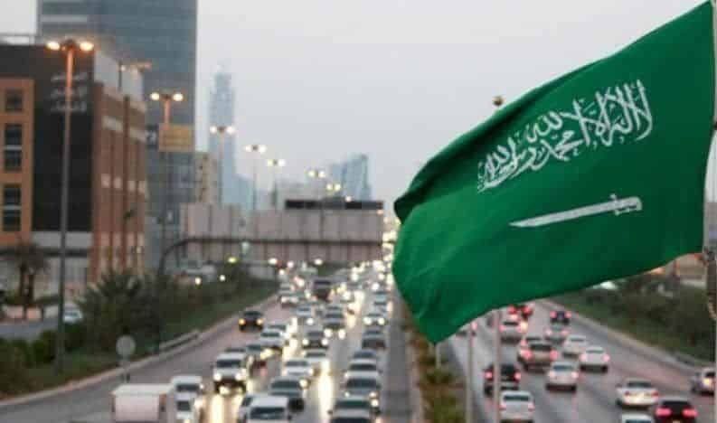 يمني مقيم في السعودية يثير غضب واسع بسبب ماقام به مع فتاة في احد المحال التجارية..اتفرج