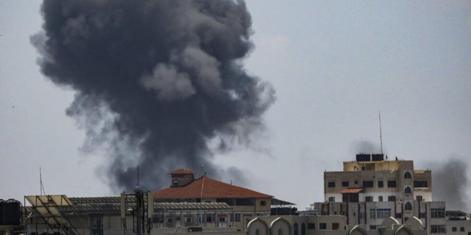 غارات إسرائيلية عنيفة تستهدف المناطق الشمالية لمخيم النصيرات وسط قطاع غزة