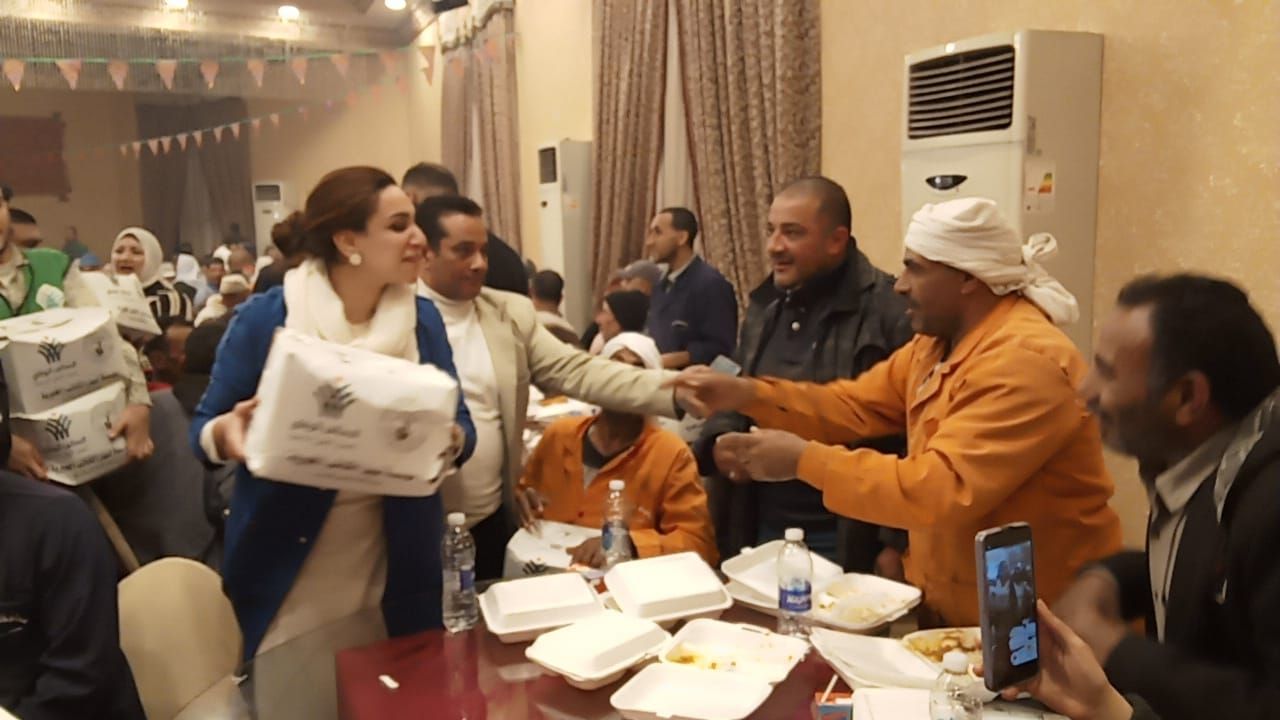 نائب محافظ البحيرة وقيادات التحالف الوطنى يوزعون الأغذية على عمال النظافة