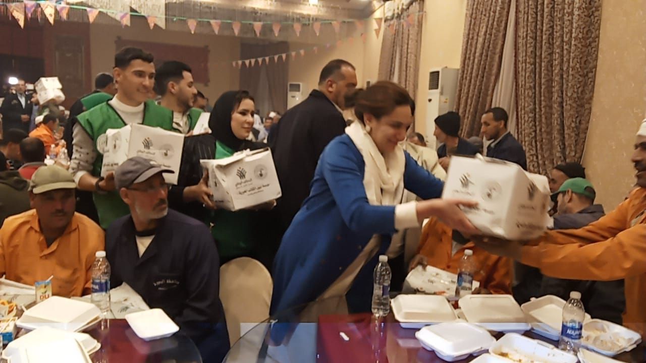 نائب محافظ البحيرة وقيادات التحالف الوطنى يوزعون الأغذية على عمال النظافة