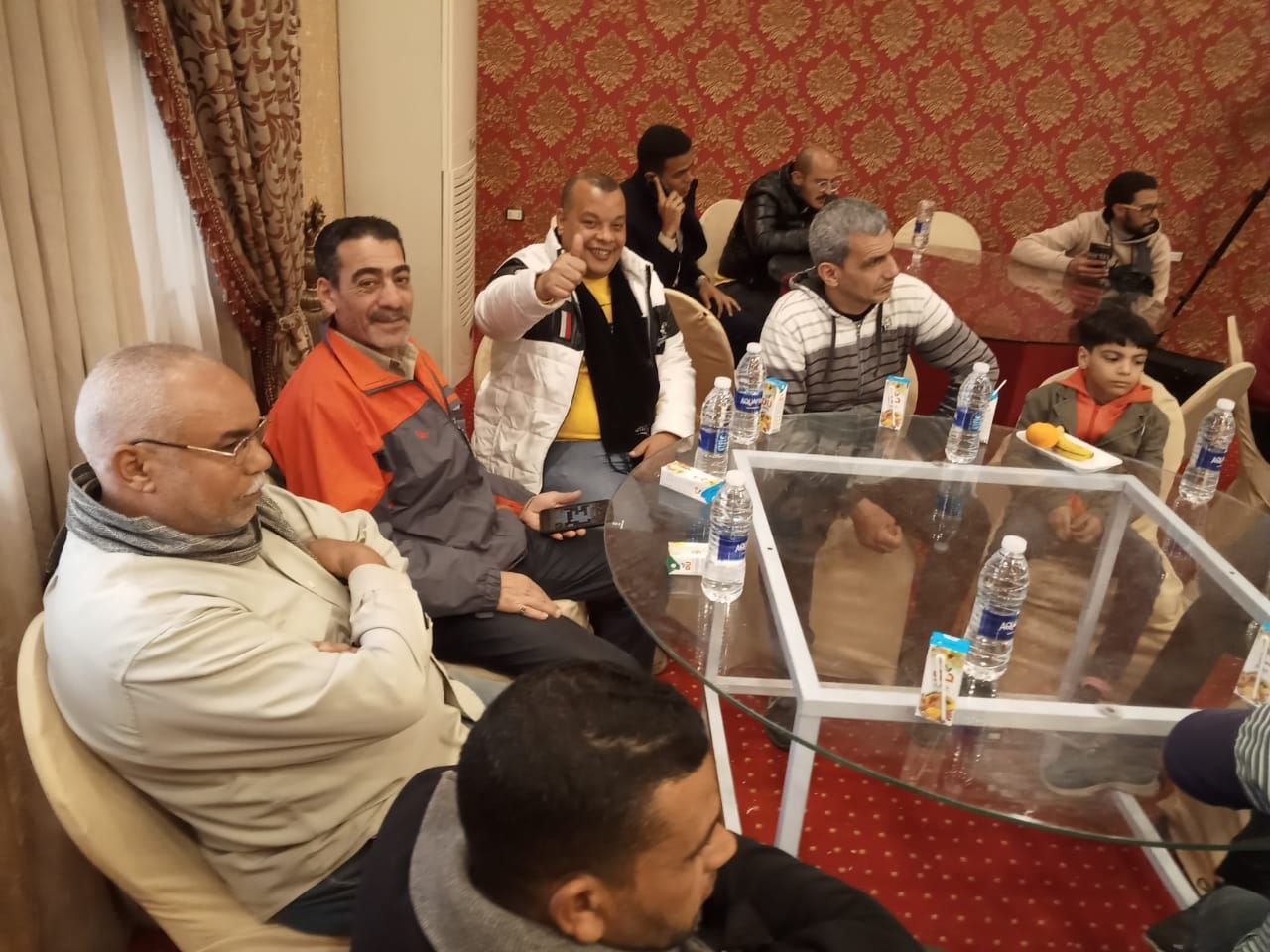 نائب محافظ البحيرة وقيادات التحالف الوطنى يوزعون الأغذية على عمال النظافة