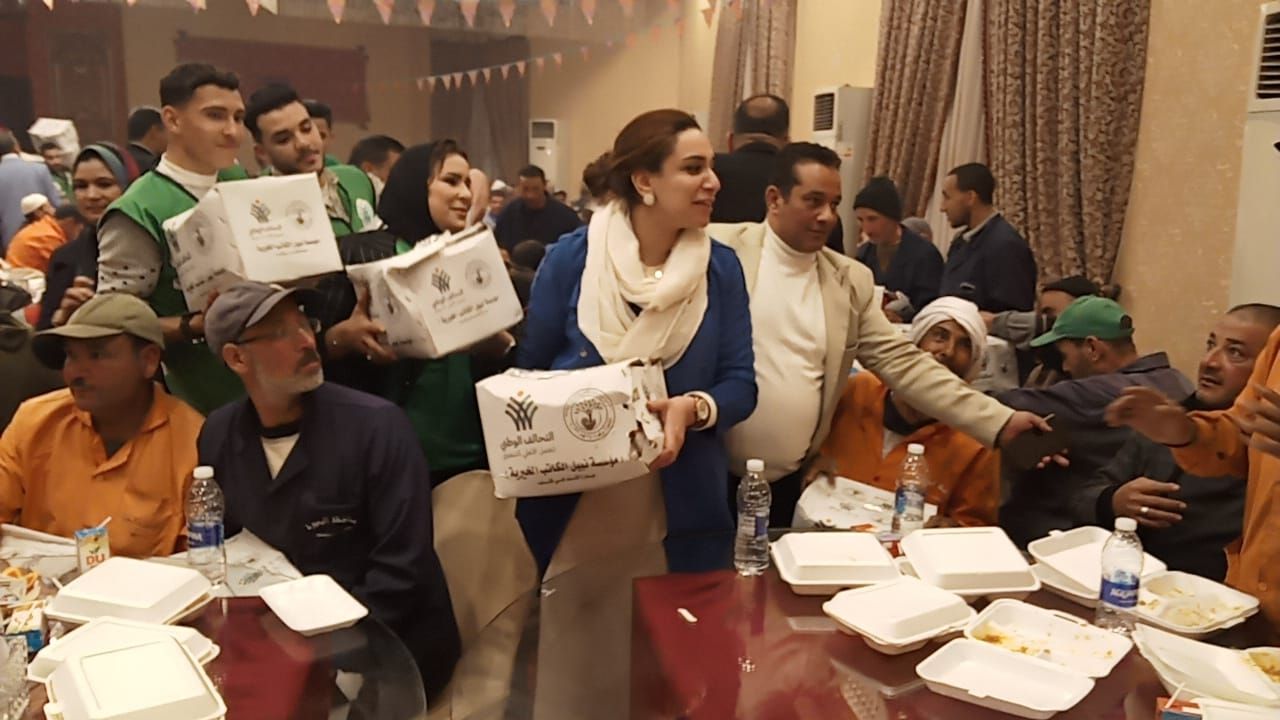 نائب محافظ البحيرة وقيادات التحالف الوطنى يوزعون الأغذية على عمال النظافة