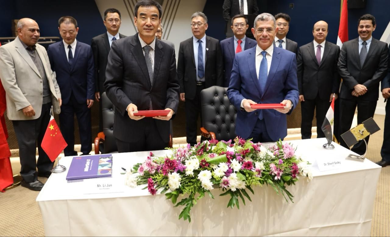 مصر والصين يوقعان بروتوكول تشغيل القمر الصناعي "مصر سات 2".. "صور"