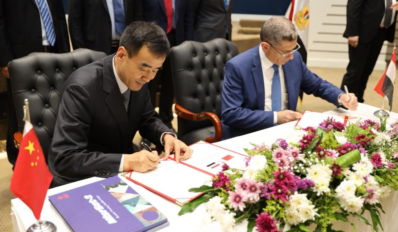 مصر والصين يوقعان بروتوكول تشغيل القمر الصناعي "مصر سات 2".. "صور"