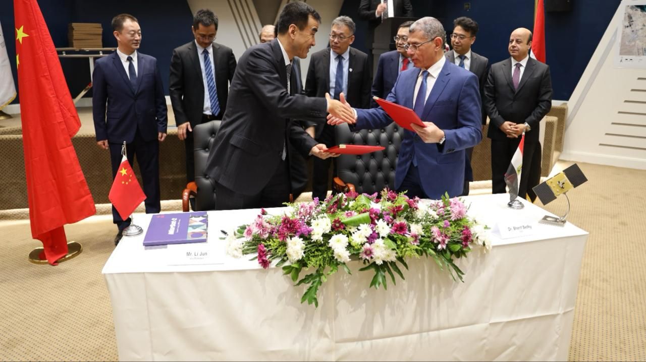 مصر والصين يوقعان بروتوكول تشغيل القمر الصناعي "مصر سات 2".. "صور"