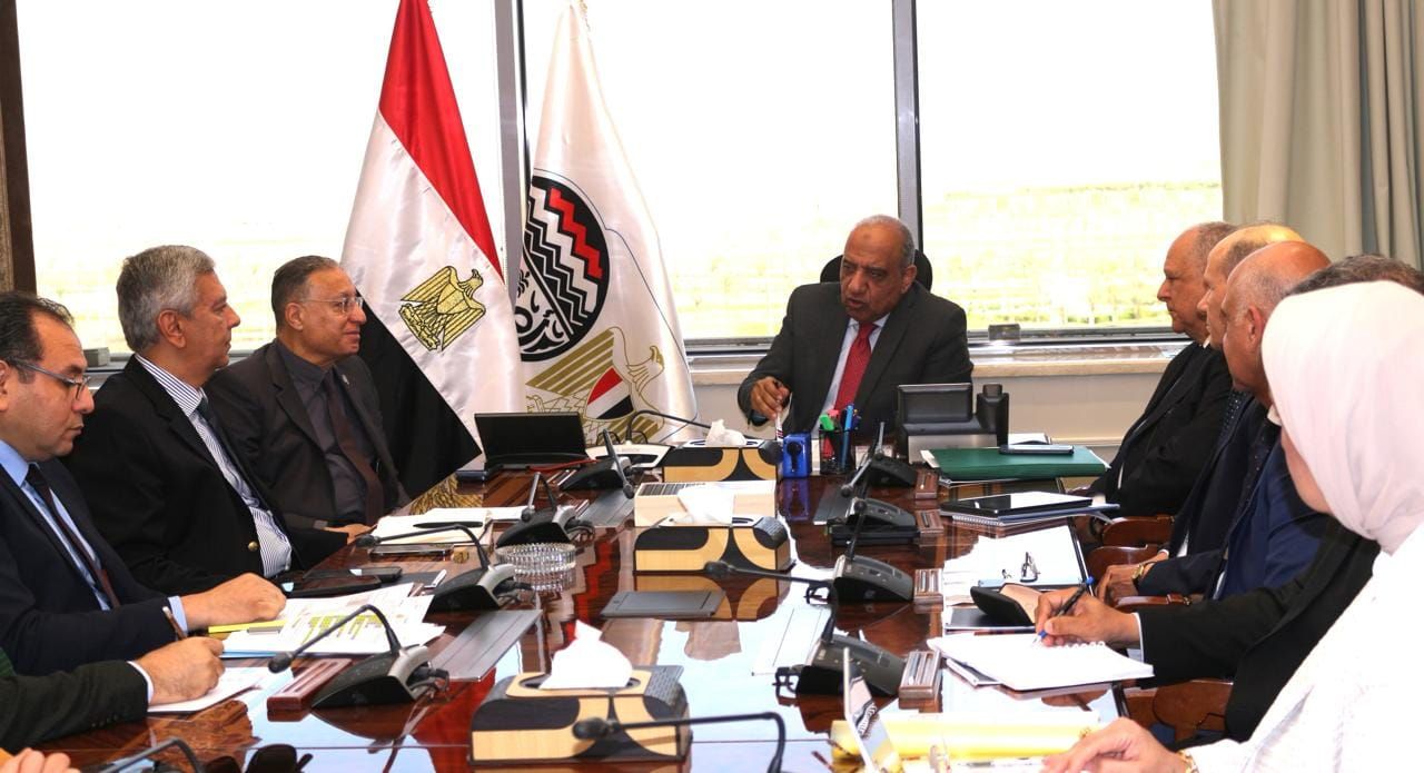 وزير قطاع الأعمال يستعرض طرح الفرص الاستثمارية وتعزيز…