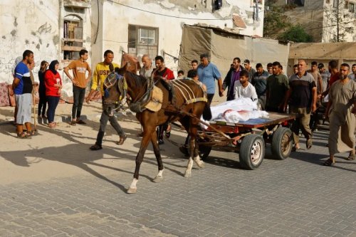 قصف 5 فلسطينيين بعربة وجنود إسرائيليون يتحسرون على الحصان .. فيديو