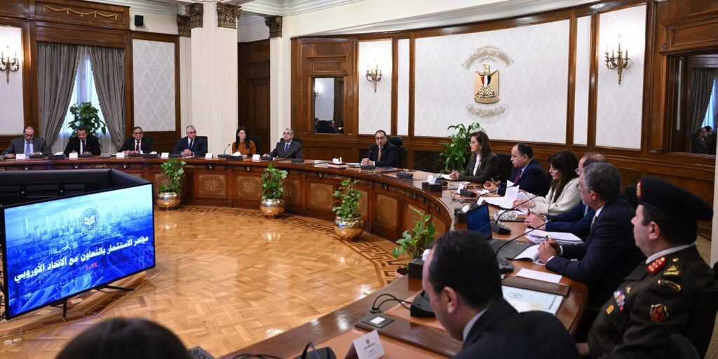 رئيس الوزراء يتابع ترتيبات تنظيم مؤتمر الاستثمار بالتعاون مع…