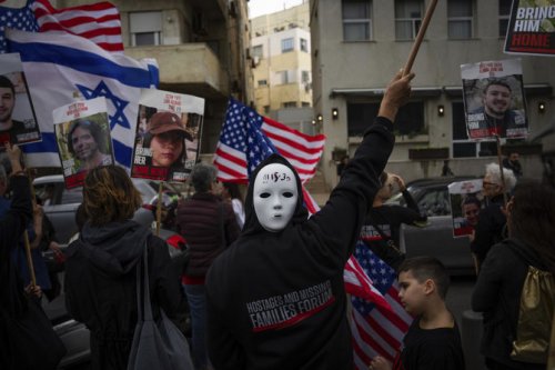 إسرائيليون لبلينكن : لا مزيد من الدماء صفقة الرهائن الآن