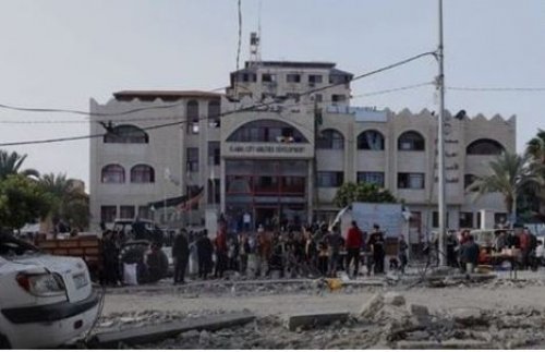 الاحتلال يطالب المتواجدين بمستشفى الأمل الخروج عراة