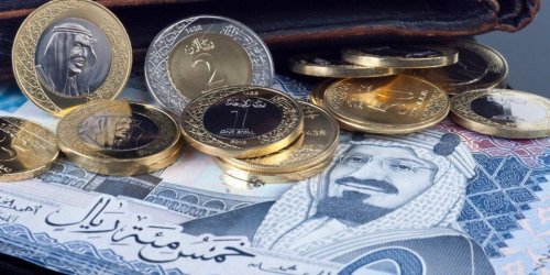طار في السماء .. سعر الريال السعودي في السوق السوداء اليوم مع زيادة الدولار 2000 ريال كم جنيه مصري