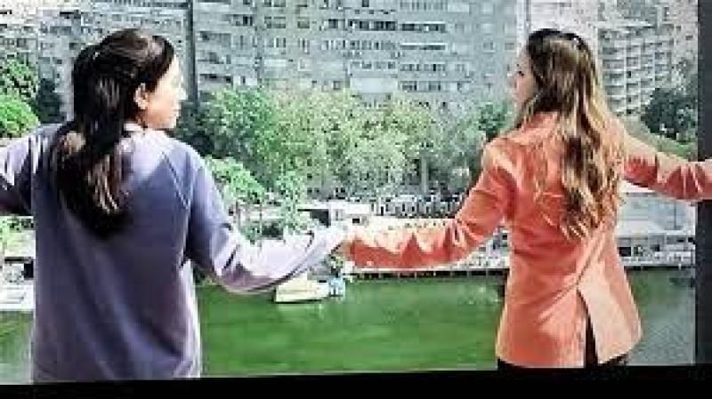 نيللي كريم تقرأ الفنجان وتنقذ فتاة من الإنتحار في أولى حلقات ”فراولة”