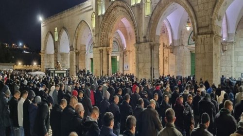 35 ألفا يؤدون صلاتي العشاء والتراويح في الأقصى