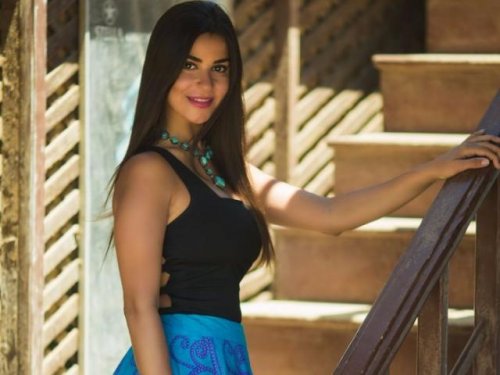 اتفرج .. رانيا منصور تثير الجدل بالأسود الجرئ