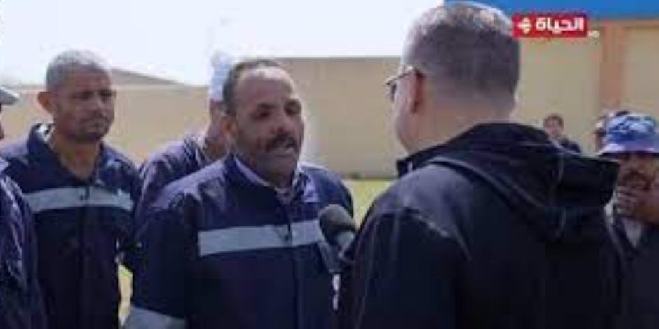 "واحد من الناس" يلتقي مجموعة من عمال مدينة زفتى ويهديهم 10 آلاف جنيه