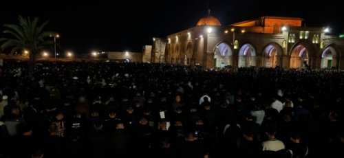 رغم الإجراءات المشددة .. 150 ألف مصل يؤدون العشاء والتراويح بالأقصى