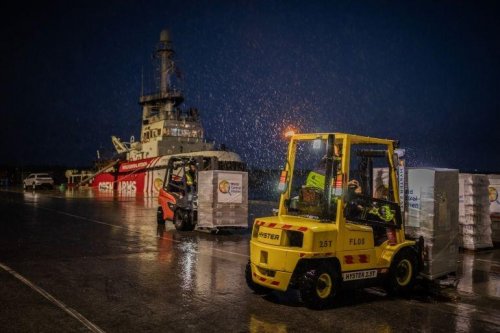 سفينة محملة مساعدات تغادر قبرص متوّجهة إلى غزة