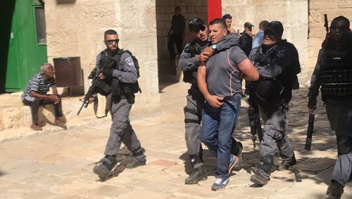 الاحتلال يعتقل 16 مواطنا في محيط المسجد الأقصى
