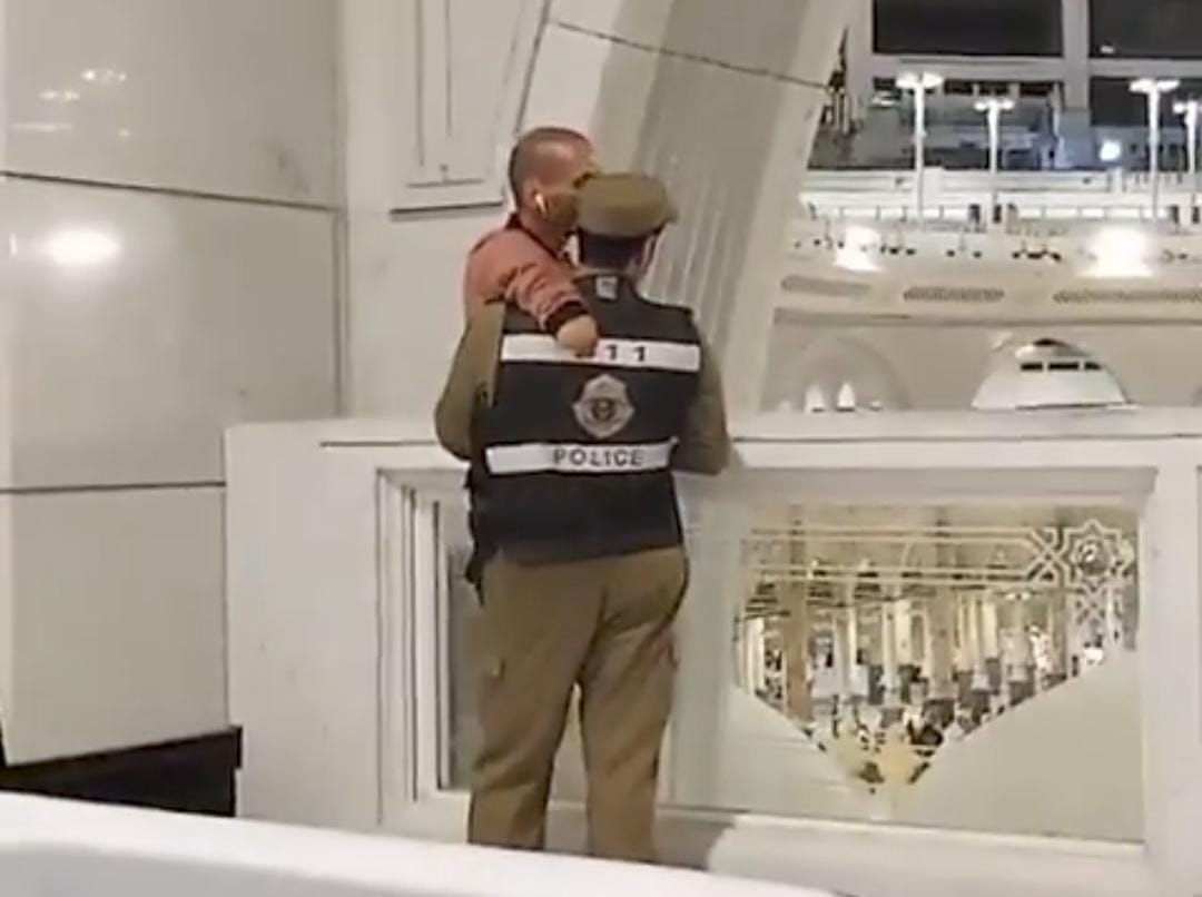 لن تصدق ما فعله رجل أمن سعودي مع معتمر أجنبي امام الكعبة المشرفة؟!..اتفرج الصور التي ابكت العالم!