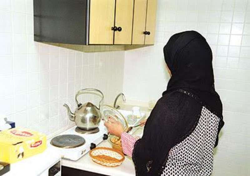 سعودية وضعت كاميرا مراقبة في المطبخ فأكتشفت مفاجأة صادمة تفعلها الخدامة كل يوم في العصير!!..اتفرج