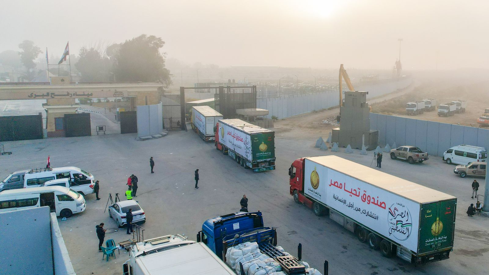 وصول قافلة المساعدات الإنسانية من صندوق تحيا مصر إلى الجانب الفلسطيني لإغاثة أهل غزة قبل عيد الفطر