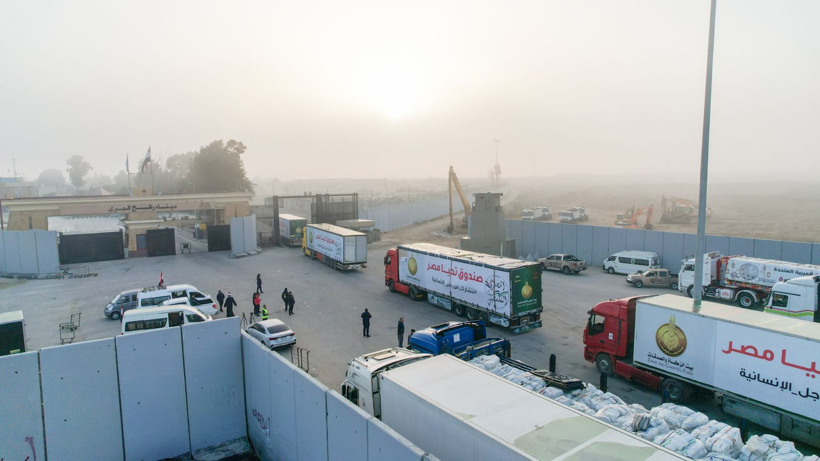 وصول قافلة المساعدات الإنسانية من صندوق تحيا مصر إلى الجانب الفلسطيني لإغاثة أهل غزة قبل عيد الفطر