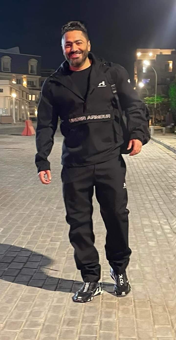 تامر حسني ينشر صورًا تجمعه بالإعلامي إبراهيم فايق ونجله (صور)