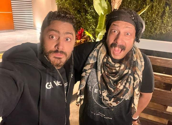 تامر حسني ينشر صورًا تجمعه بالإعلامي إبراهيم فايق ونجله (صور)