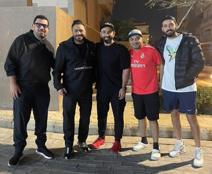 تامر حسني ينشر صورًا تجمعه بالإعلامي إبراهيم فايق ونجله (صور)