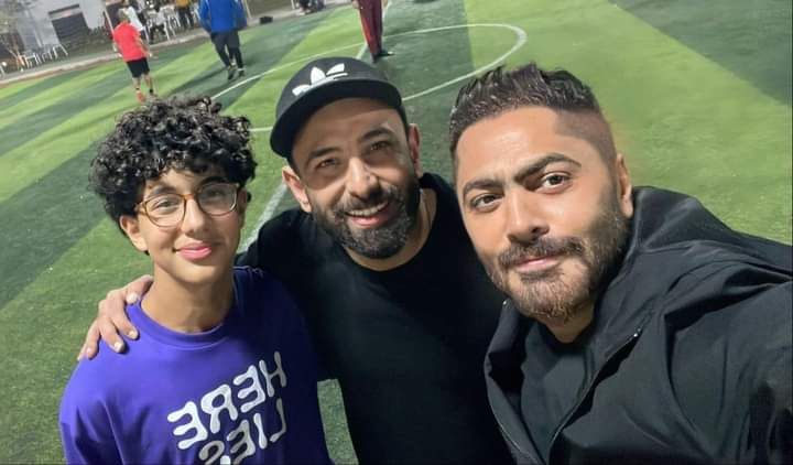 تامر حسني ينشر صورًا تجمعه بالإعلامي إبراهيم فايق ونجله (صور)