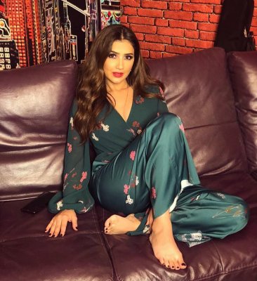 اتفرج .. مي عمر تخطف الأنظار بالعباية البيضاء