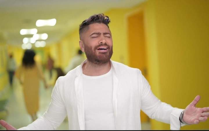 تامر حسني ينشر صورًا تجمعه بالإعلامي إبراهيم فايق ونجله (صور)