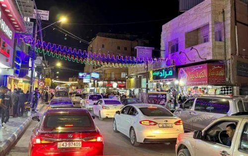 حركة تجارية نشطة على الألبسة والحلويات بالمفرق