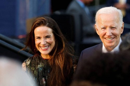 السجن شهر لأميركية سرقت مذكرات ابنة بايدن