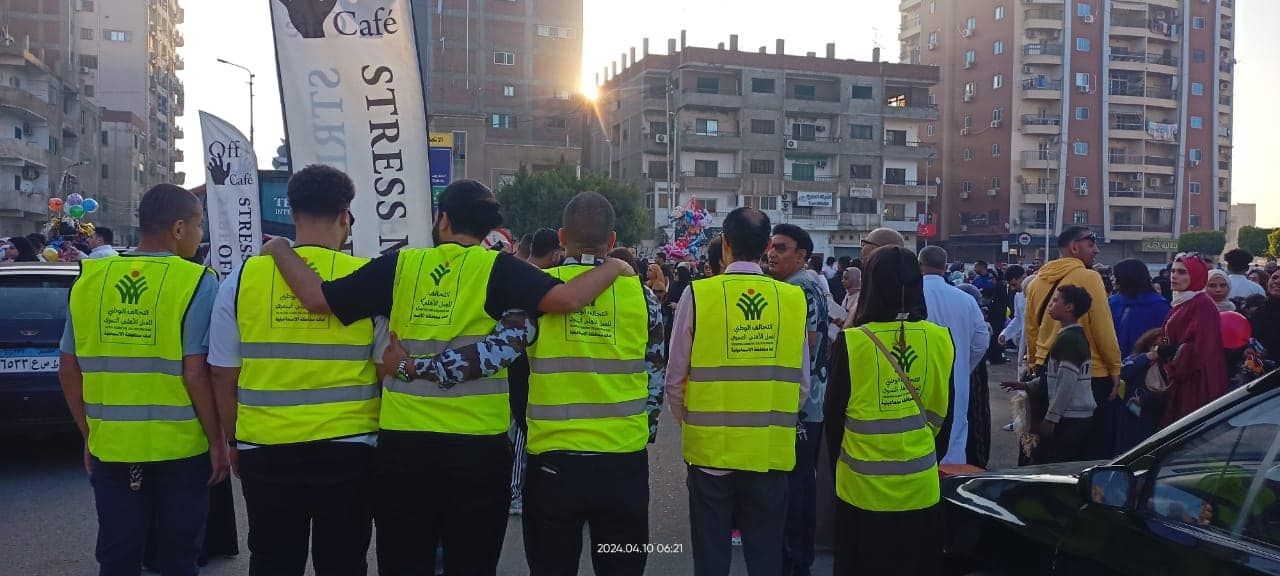 التحالف الوطنى يشارك أهالى الإسماعيلية احتفالات عيد الفطر بالحلوي والألعاب