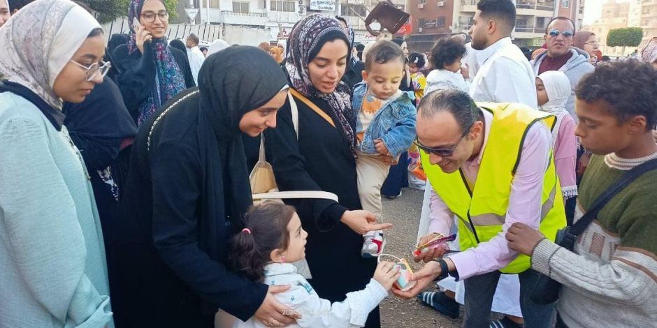 التحالف الوطنى يشارك أهالى الإسماعيلية احتفالات عيد الفطر بالحلوي والألعاب