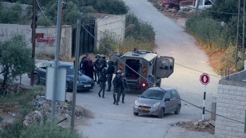 مستوطنون يهاجمون صحافيًا إسرائيليًا ويحطمون معداته في دوما