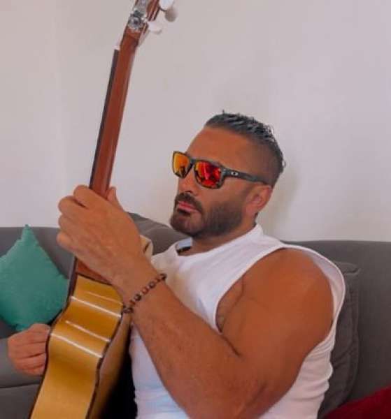 تامر حسني يشارك متابعيه إطلالة صيفية مميزة عبر إنستجرام